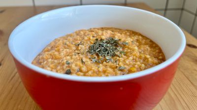 Bulgur-Suppe mit roten Linsen und Minze