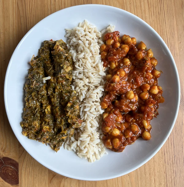 Wieso nur ein Curry wenn man auch zwei haben kann? Ein Teller mit Chana Masala und Palak Paneer...