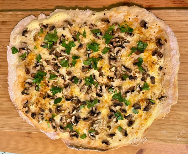 Flammkuchen mit Pilzen, frisch aus dem Ofen!