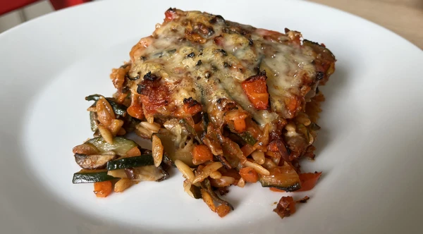Vegetarisches Giouvetsi mit viel GemĂĽse, direkt aus dem Ofen.