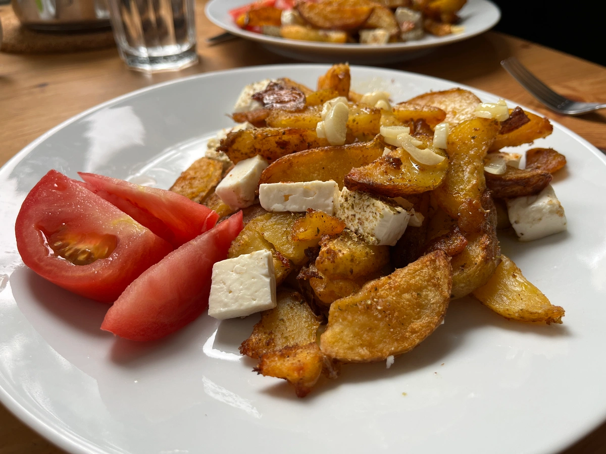 Backkartoffeln mit Feta und Oregano nach Yotam Ottolenghi – mit frischem Beilagensalat
