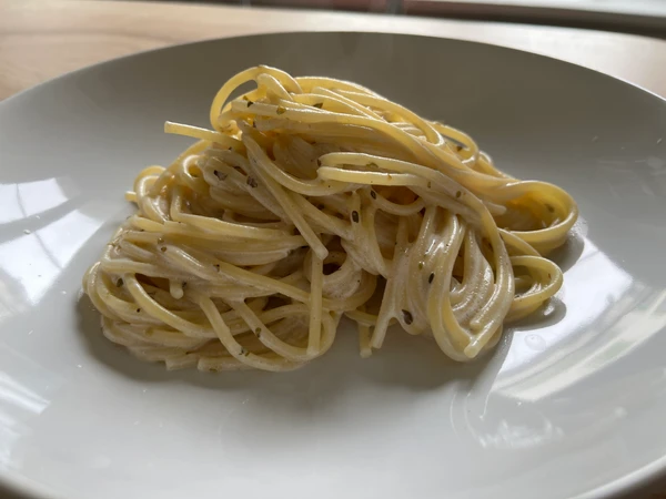 Teller mit Ricotta-Zitronen-Pasta