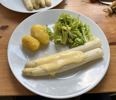 Spargel klassisch mit Bechamel-Sauce, Pellkartoffeln und Salat