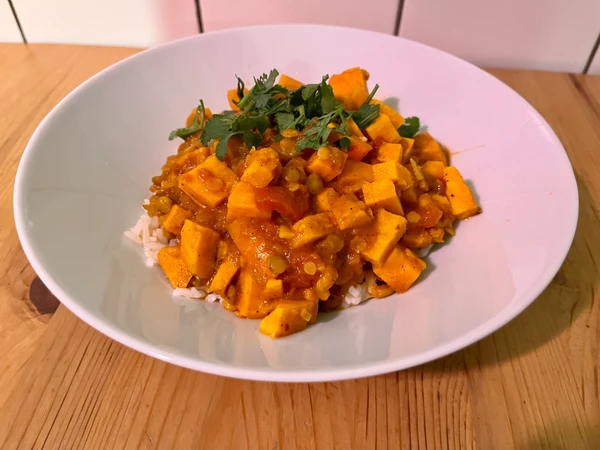 Das Süßkartoffel-Curry mit Linsen, Tomaten und Kokosmilch ist einfach herrlich cremig, würzig und wärmend.