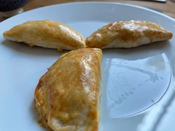 Vegetarische Empanadas, gefüllt mit Bohnen, Mais, Paprika, Karotten und Käse.