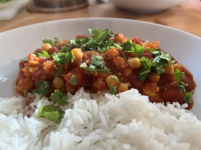 Chana Masala mit Reis und Koriander.