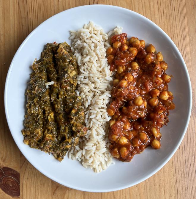 Ein Teller mit Chana Masala und Palak Paneer, serviert mit Reis.