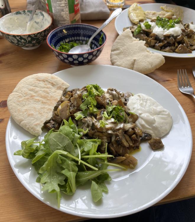 Pilz-Shawarma mit Tahina, Zaziki und Pita - und hier zusätzlich etwas Rucola