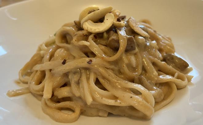 Reisnudeln mit cremiger Miso-Erdnuss-Sauce, Pilzen - und hier zusätzlich Cashews und Chili-Flocken