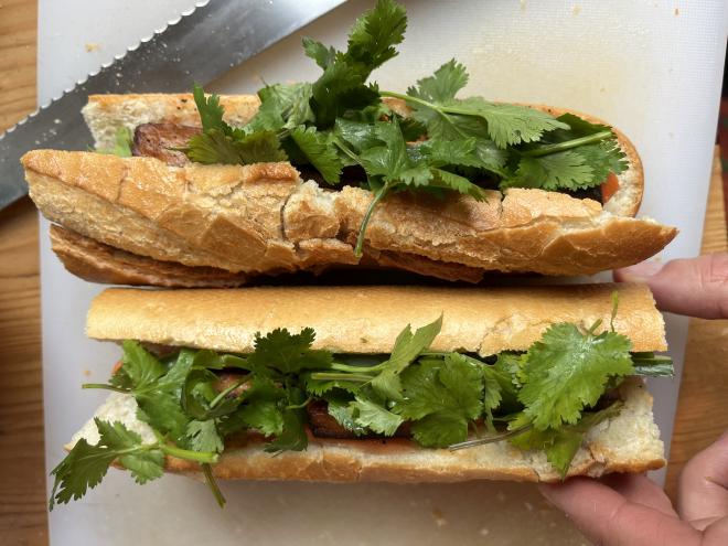 Bánh Mì mit reichlich Koriander und etwas Räuchertofu im Inneren.